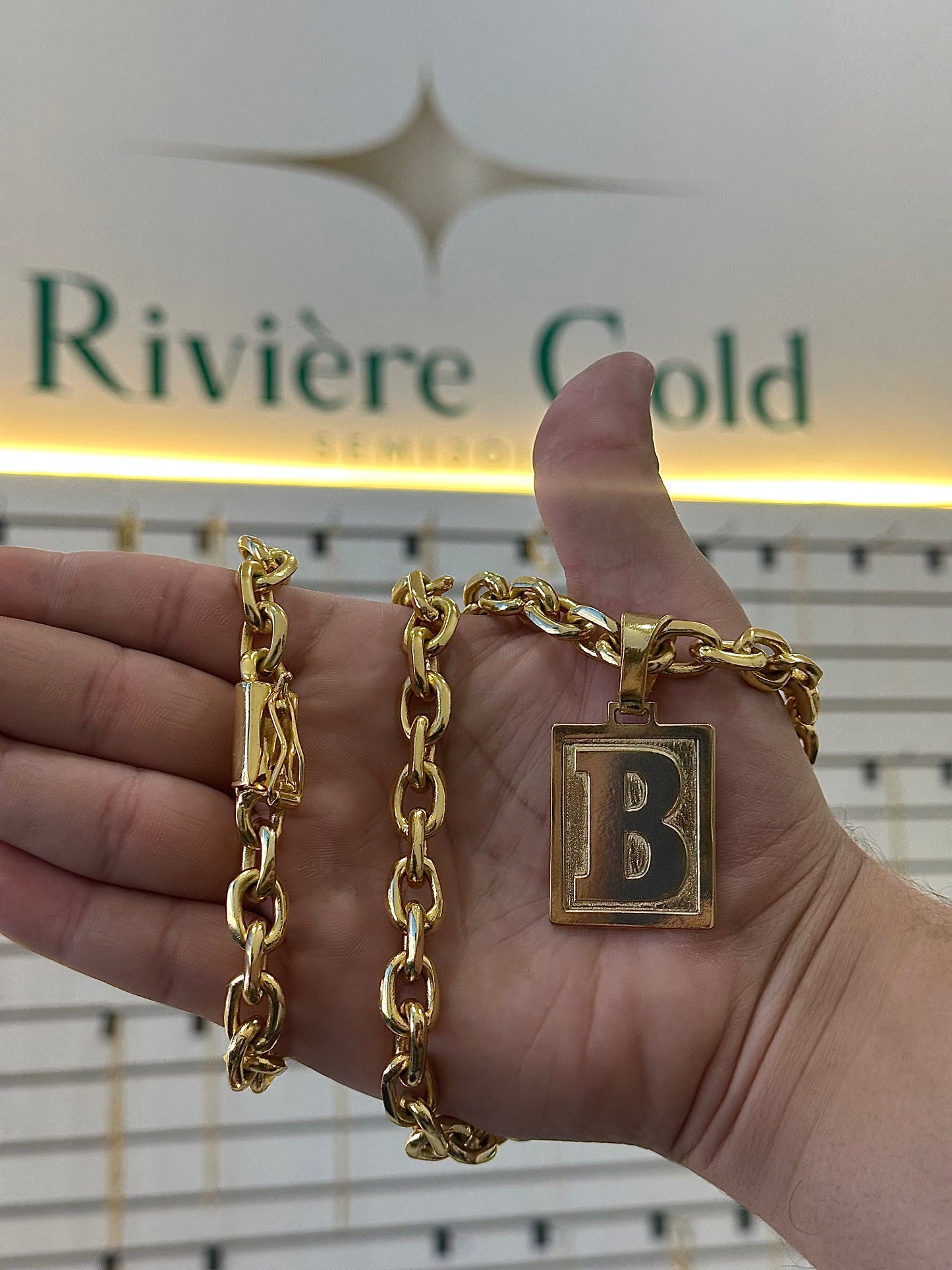 Corrente 8mm Cadeado Fecho Premium + Pingente Letra Banhado a Ouro 18K