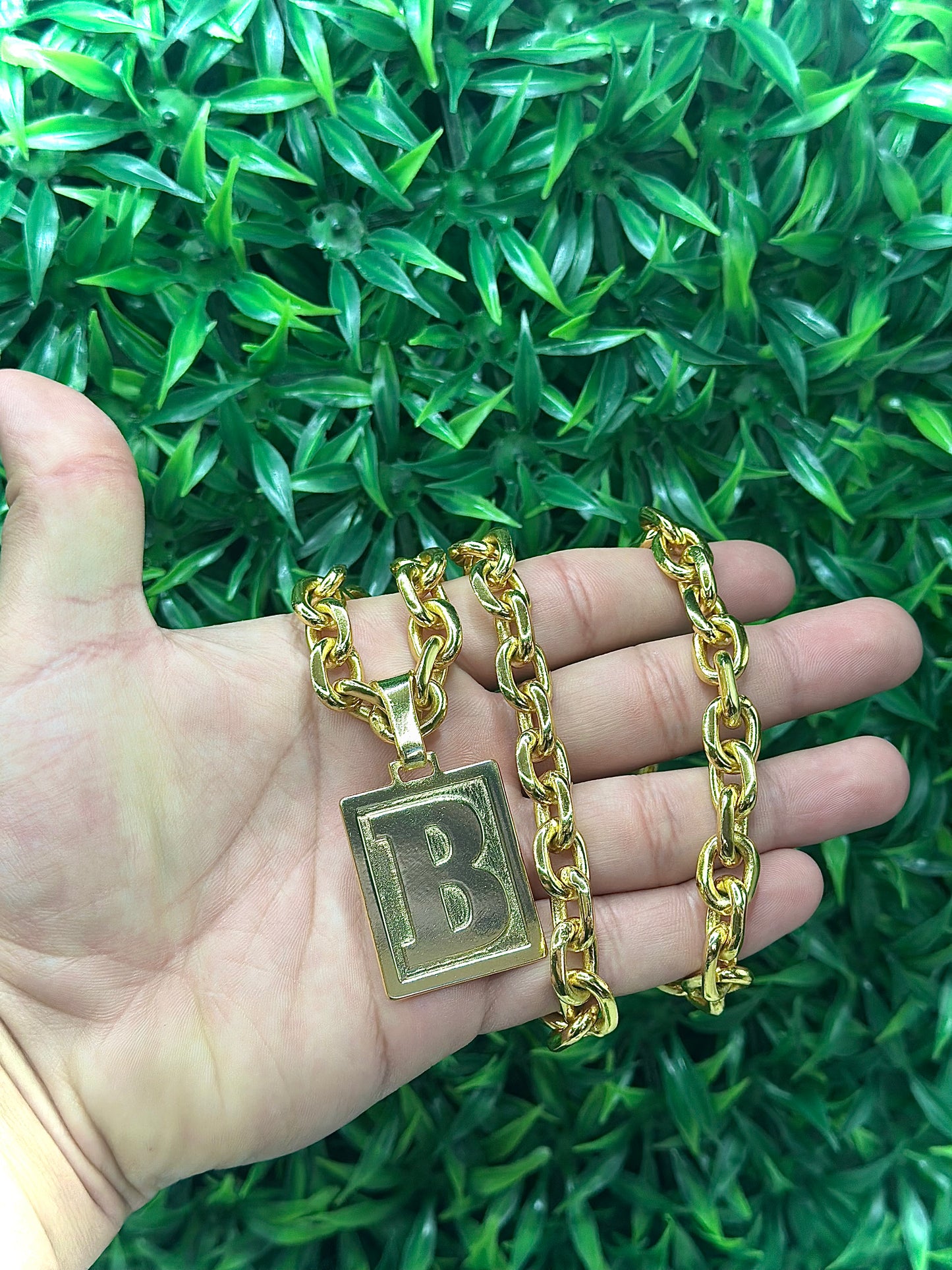 Corrente 8mm Cadeado Fecho Premium + Pingente Letra Banhado a Ouro 18K